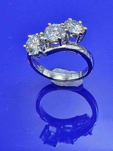 Dazzling 3 Stone 3.65 Ct Vvs1 G-H Fire Moissanite Ring