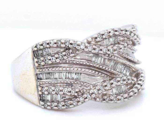 10kt White gold baguette and round diamond bypass ring