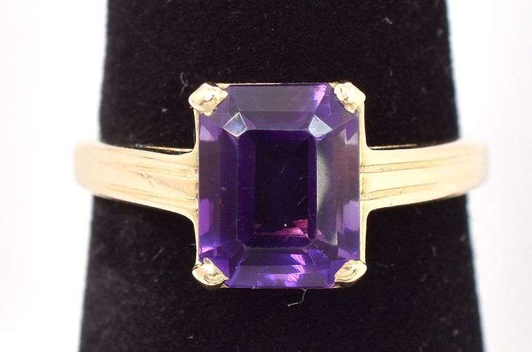 Beautiful 14K Yellow Gold Amethyst Gemstone Ring