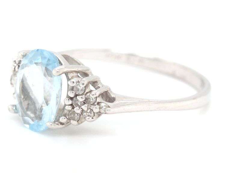 10kt White gold oval Aquamarine and diamond ring
