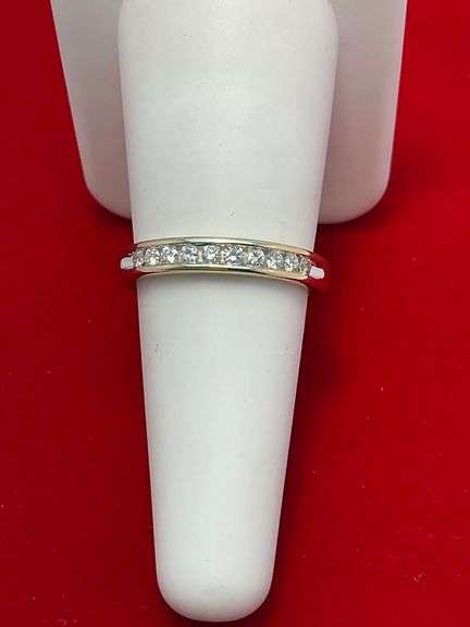 LADIES 14K GOLD DIAMOND BAND.