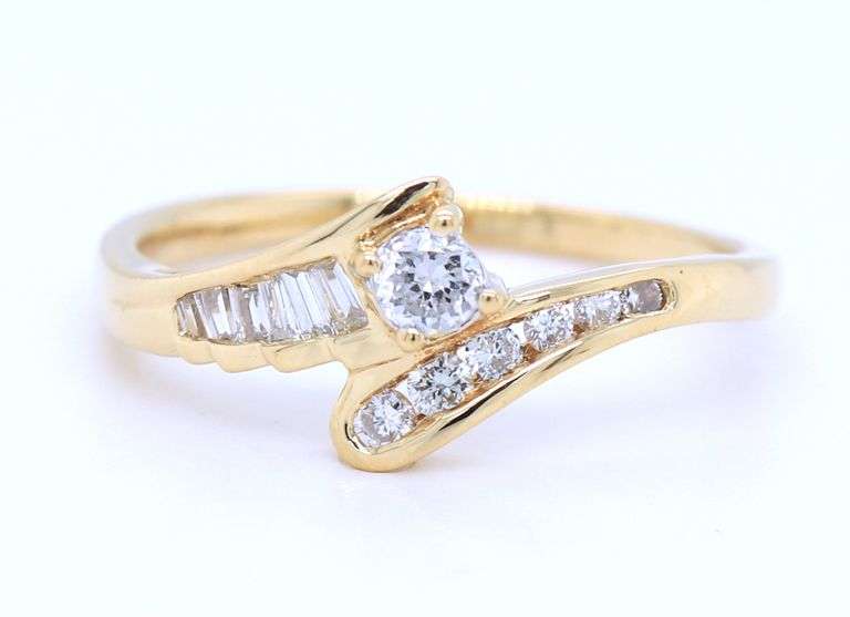 18kt Yellow gold round brilliant cut and baguette diamond bypass ring