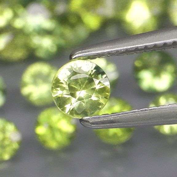 Heated only! 4.08ct round cut Australian Sapphire set