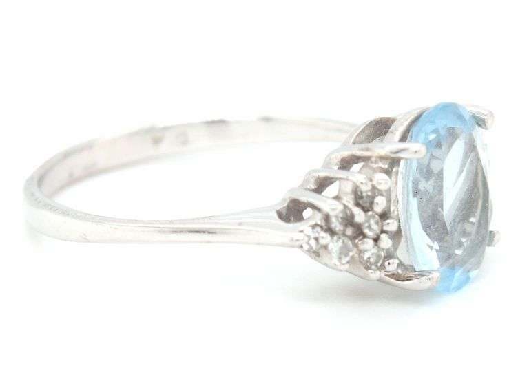 10kt White gold oval Aquamarine and diamond ring