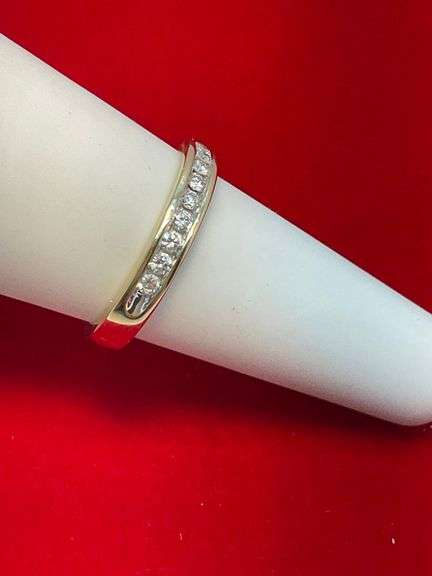 LADIES 14K GOLD DIAMOND BAND.