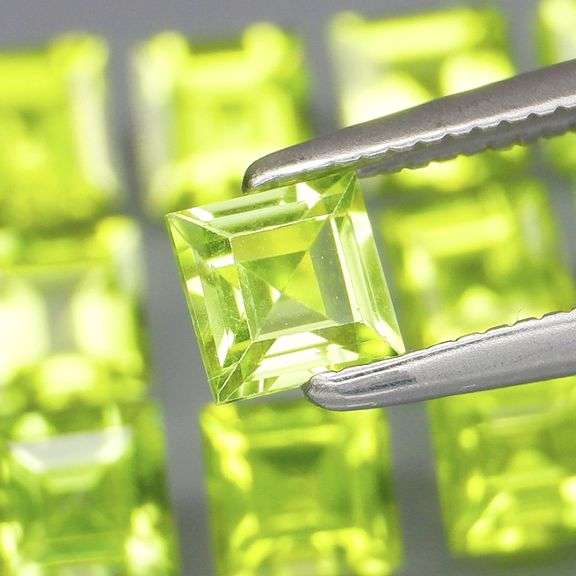 Princess cut unheated! 4.37ct Peridot set