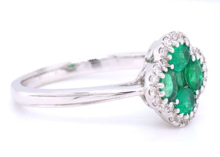 Flower style emerald and diamond ring in 18kt