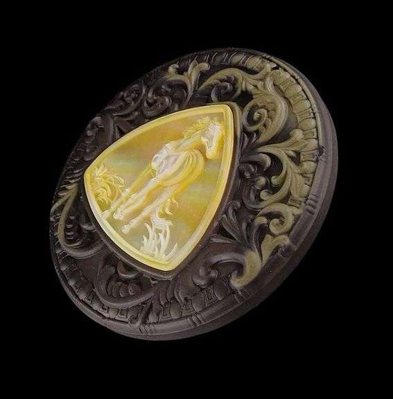 Simply beautiful 220ct Mother of Pearl horse carving