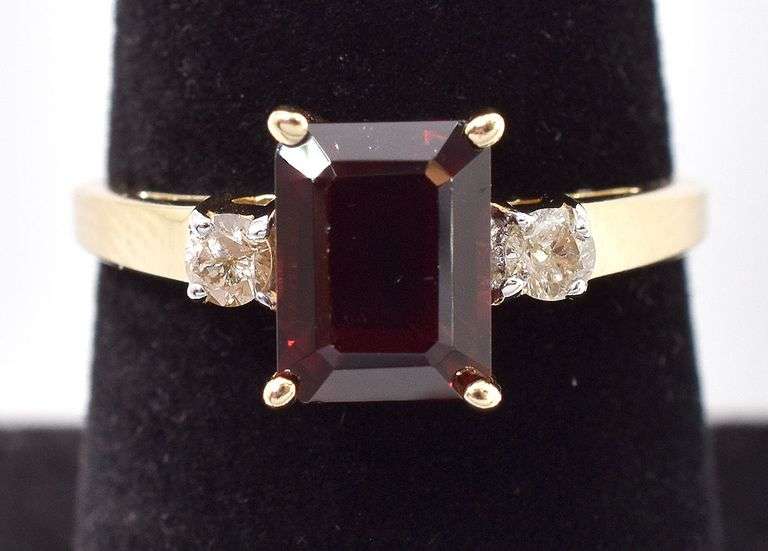 Fantastic 14K Yellow Gold Ring with Red Garnet and Diamond Gemstones