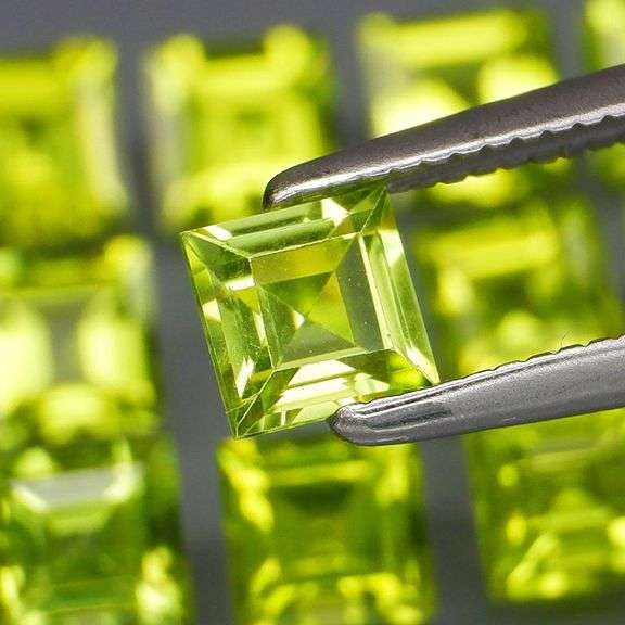 Princess cut untreated! 4.55ct Peridot set