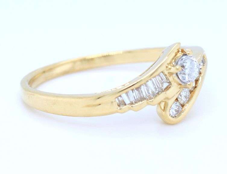 18kt Yellow gold round brilliant cut and baguette diamond bypass ring