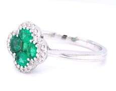 Flower style emerald and diamond ring in 18kt