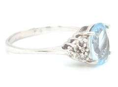10kt White gold oval Aquamarine and diamond ring