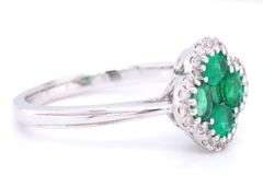 Flower style emerald and diamond ring in 18kt