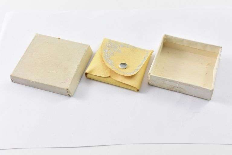 White Bank Holiday US $5/$2.50 Box 1920s Gold Coin Gift Presentation