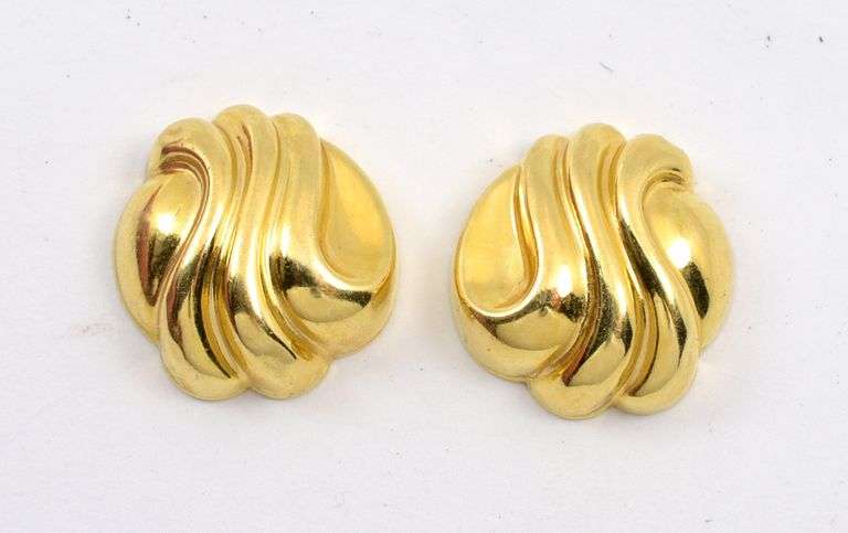 Feminine 18K YG Shell Like Button Earrings