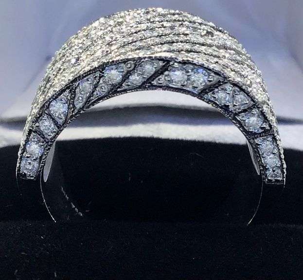 STUNNING AND STYLISH 18K WHITE GOLD DIAMOND COCKTAIL RING