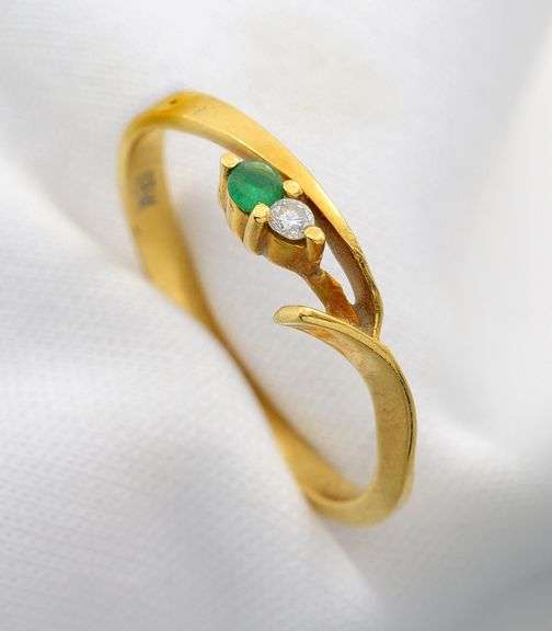Cute Little 18K YG Emerald & Diamond Ring