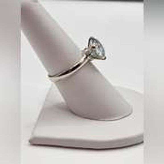 Sparkling 3.75 Ct VVs1 White E-F Simulated Lab Diamond Ring