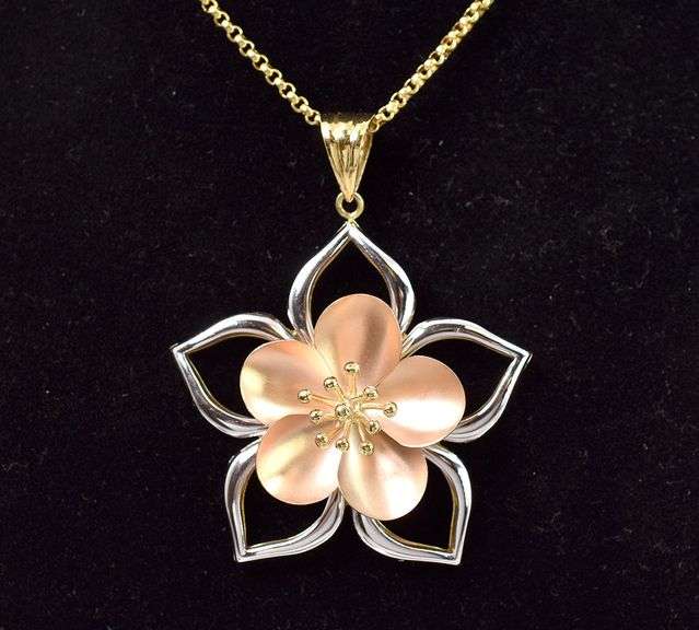 Pretty 18K Multi-Gold Flower Pendant Necklace