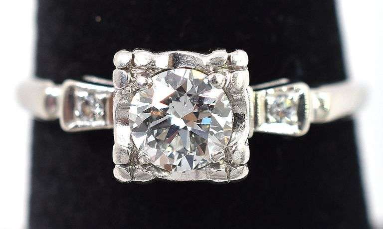 Mesmerizing Approx. 0.50CTS Diamond Ring in 14K White Gold