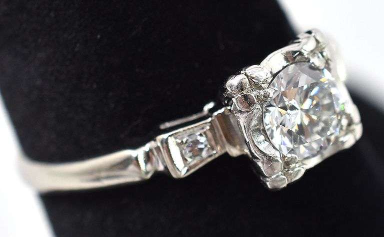 Mesmerizing Approx. 0.50CTS Diamond Ring in 14K White Gold