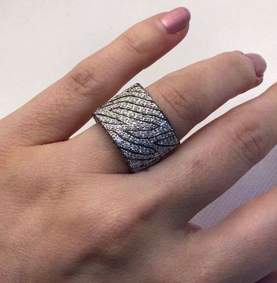 STUNNING AND STYLISH 18K WHITE GOLD DIAMOND COCKTAIL RING