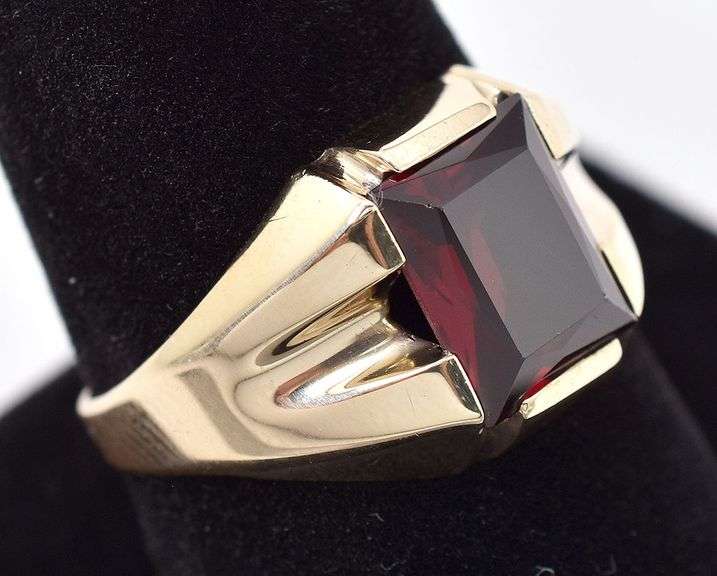 Charming 10K Yellow Gold Red Garnet Gemstone Ring