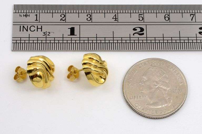 Feminine 18K YG Shell Like Button Earrings