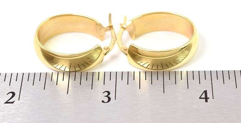 Shiny 18K Yellow Gold Hoop Earrings
