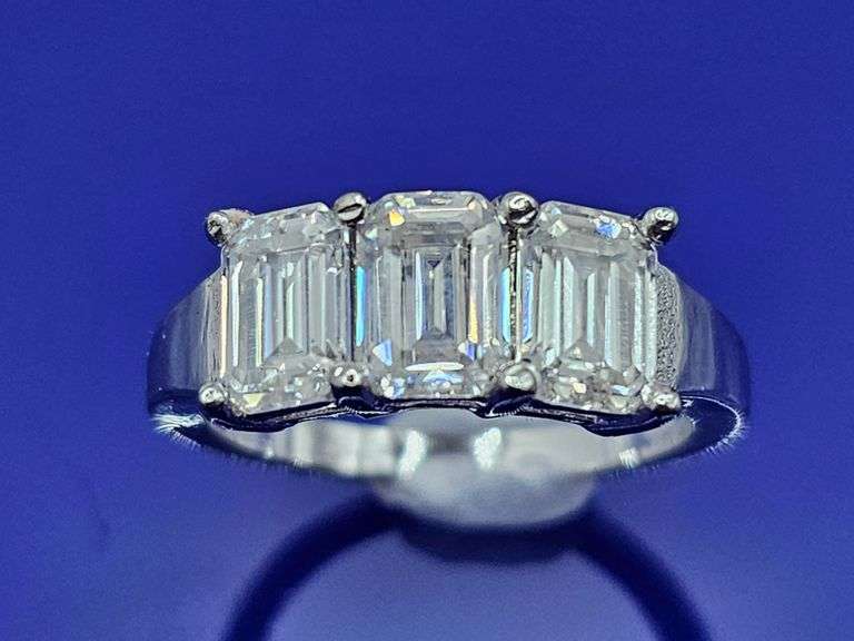 Sparkling 14 Kt White Gold Plate 3.05 Ct VVs1 F-G Simulated Diamond Ring