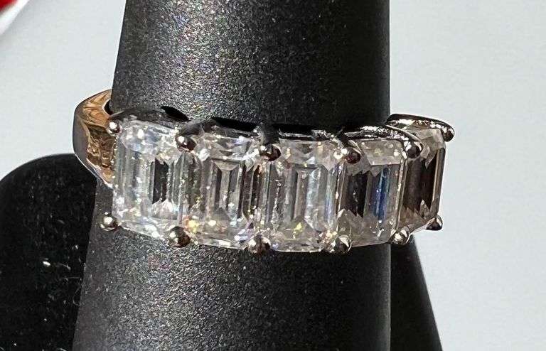Sparkling 14 Kt White Gold Plate 5.07 Ct VVs1 F-G Simulated Diamond Ring