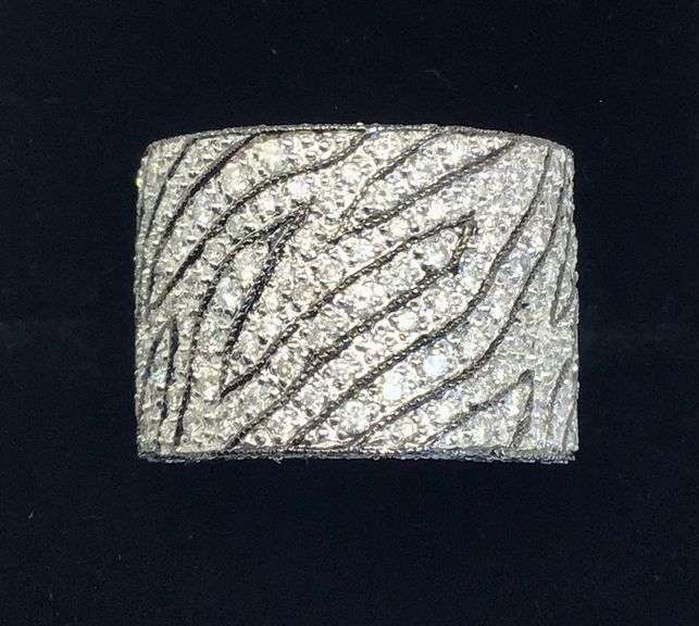 STUNNING AND STYLISH 18K WHITE GOLD DIAMOND COCKTAIL RING