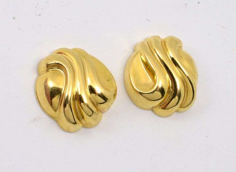 Feminine 18K YG Shell Like Button Earrings