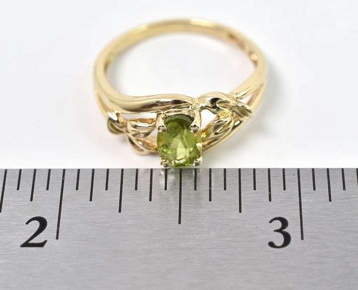 Cute 10K Yellow Gold Flower Peridot Gemstone Ring