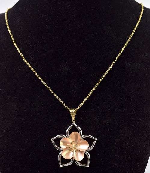 Pretty 18K Multi-Gold Flower Pendant Necklace