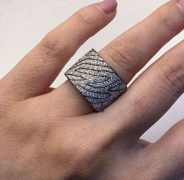 STUNNING AND STYLISH 18K WHITE GOLD DIAMOND COCKTAIL RING