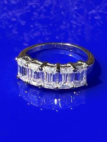 Sparkling 14 Kt White Gold Plate 5.07 Ct VVs1 F-G Simulated Diamond Ring