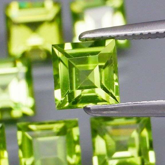 Princess cut unheated! 5.50ct Peridot set