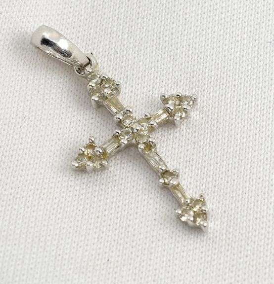 Tasteful Wwhite Gold & Diamond Cross