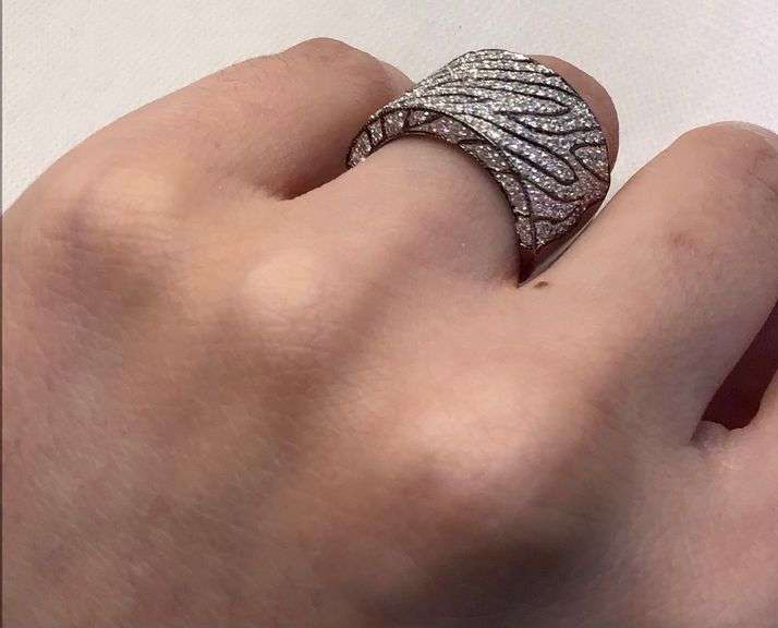 STUNNING AND STYLISH 18K WHITE GOLD DIAMOND COCKTAIL RING