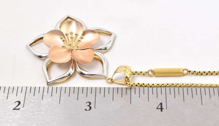 Pretty 18K Multi-Gold Flower Pendant Necklace