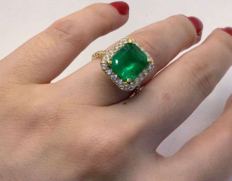STUNNING 14K YELLOW GOLD EMERALD AND DIAMOND COCKTAIL RING