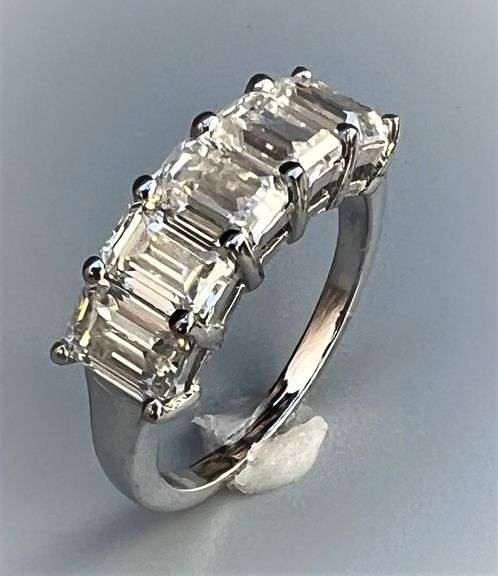 Sparkling 14 Kt White Gold Plate 5.07 Ct VVs1 F-G Simulated Diamond Ring