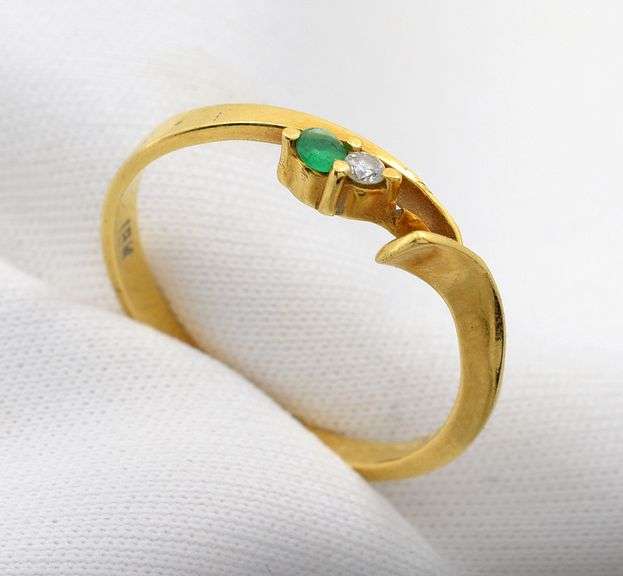 Cute Little 18K YG Emerald & Diamond Ring