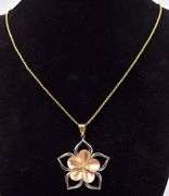 Pretty 18K Multi-Gold Flower Pendant Necklace