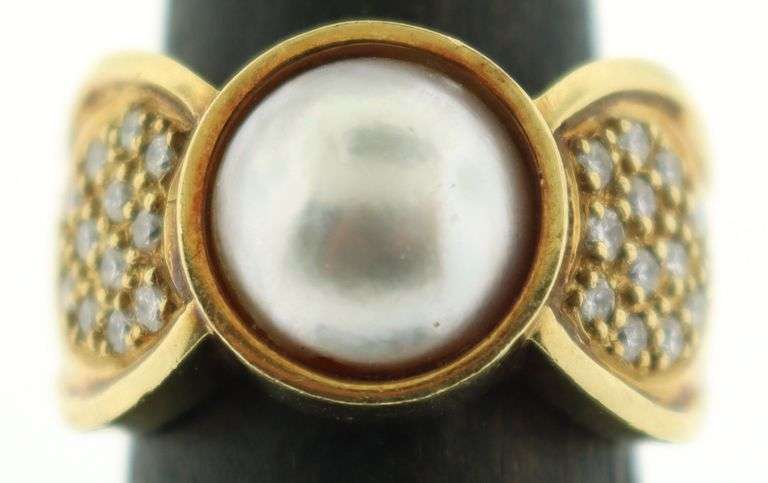 Very fine quality Mabe Pearl Ring with Diamond crusted 18k Gold