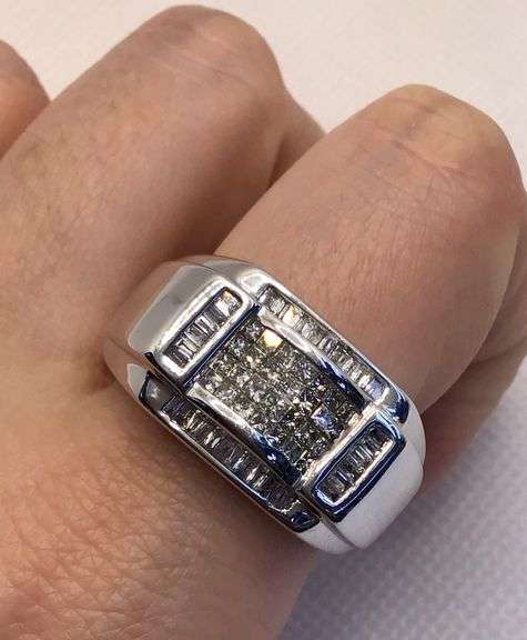 IMPRESSIVE 14K WHITE GOLD BAGUETTE AND PRINCESS CUT DIAMOND RING