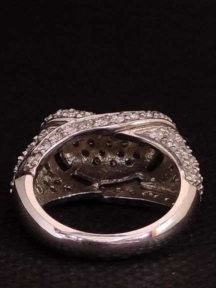 A MAGNIFICENT 14K WHITE GOLD RING WITH BRILLIANT ROUND CUT DIAMONDS
