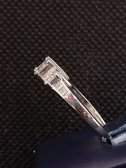 A GLEAMING 14K WHITE GOLD RING WITH PRINCESS CUT DIAMONDS